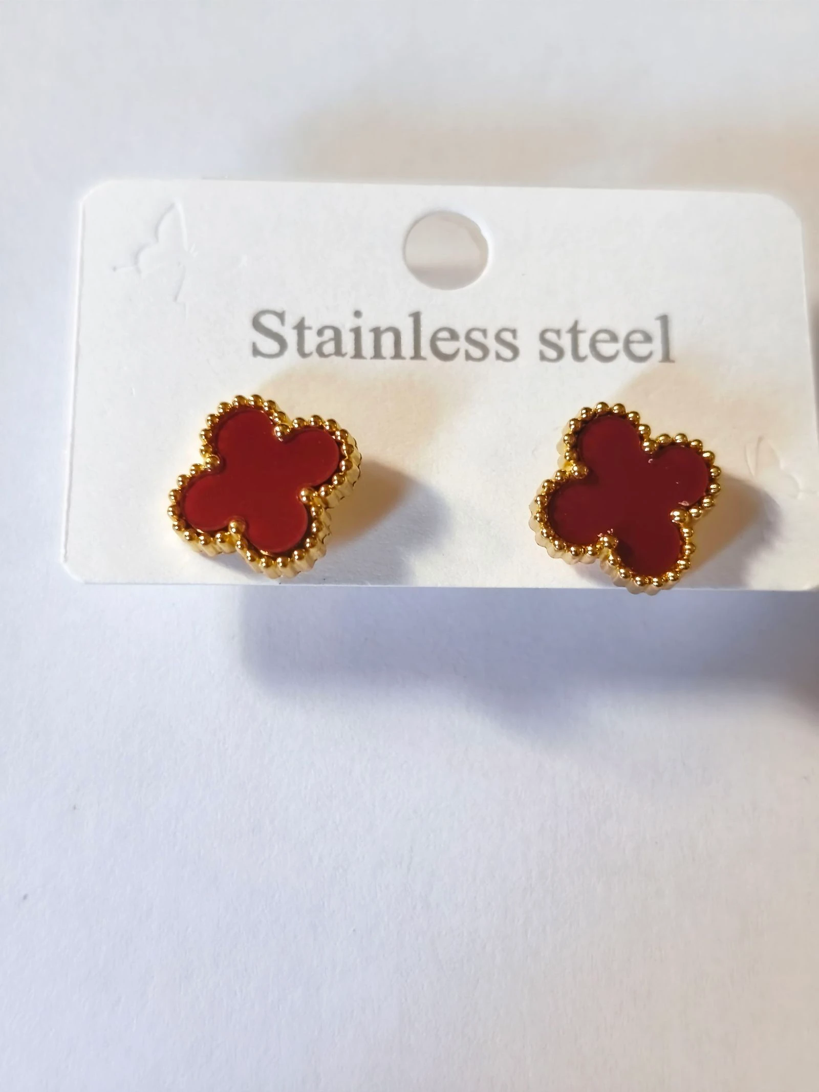 Set met halsketting, armband en rood klaver oorbellen met gouden stalen ketting – photo 9